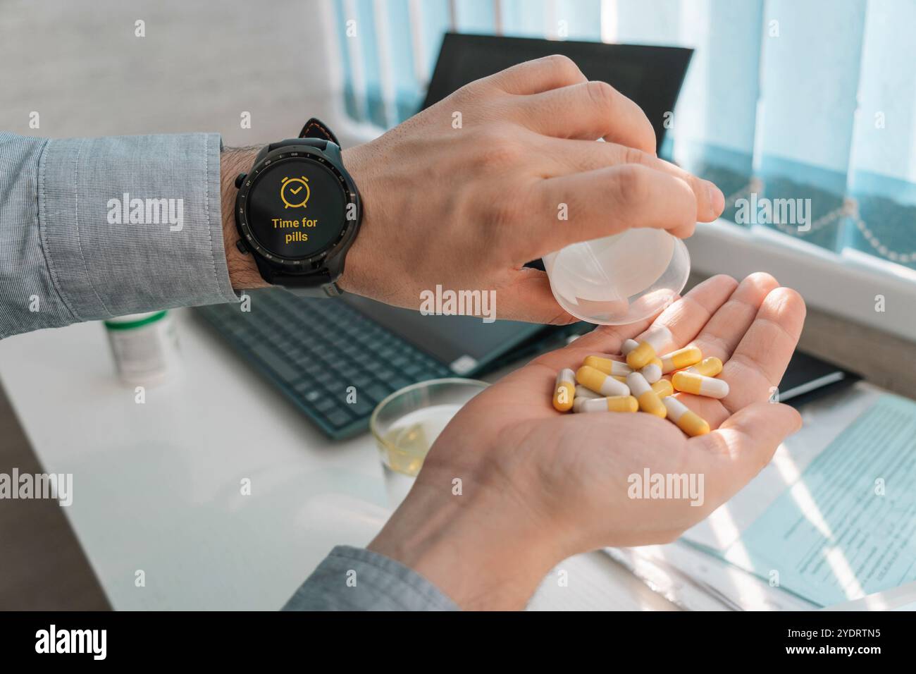 Zeit, Pillen für den Menschen zu nehmen. Time for Tablets ist eine Inschrift auf dem Bildschirm einer Smart Watch. Das Konzept der rechtzeitigen Medikamentenaufnahme. Behandlung ti Stockfoto