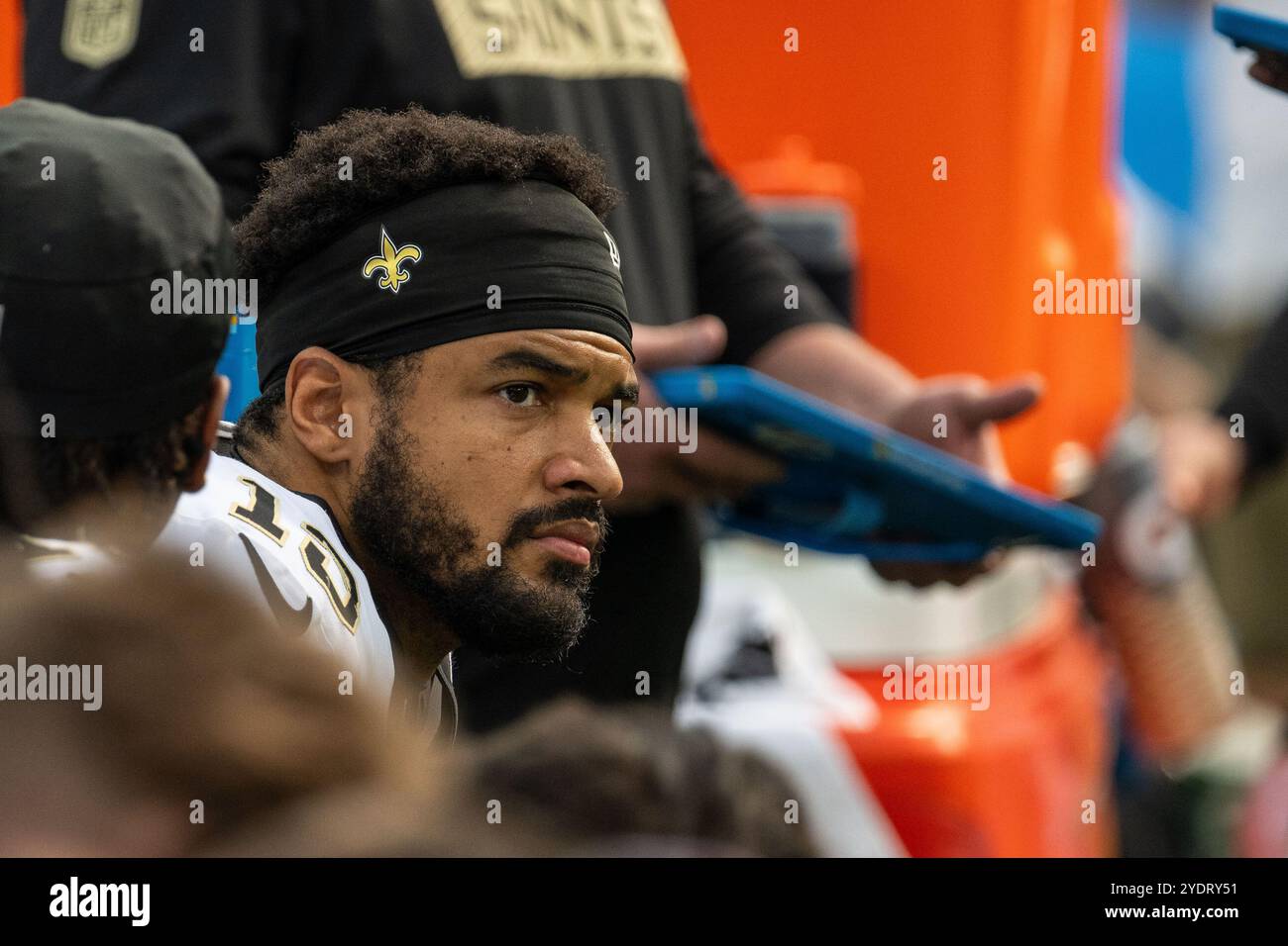 Los Angeles, USA. Oktober 2024. American Football: Professional League NFL, Los Angeles Chargers - New Orleans Saints; Main Round, Main Round Games, Matchday 8: Wide Receiver Equanimeous St. Brown (13) der New Orleans Saints sitzt auf der Bank. Quelle: Maximilian Haupt/dpa/Alamy Live News Stockfoto