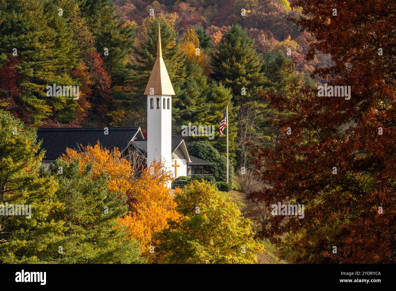 Die Chapel of Sky Valley liegt eingebettet zwischen farbenfrohen Herbstlaub in Sky Valley, Georgia. (USA) Stockfoto