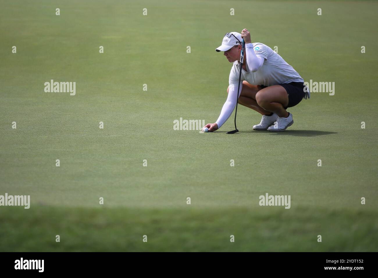 Kuala Lumpur, Malaysia. Oktober 2024. Jennifer Kupcho aus Amerika reiht ihren Schuss auf dem 11. Abschlag während der letzten Runde der Maybank Championship 2024 auf dem Kuala Lumpur Golf & Country Club Golf Course ein. Quelle: SOPA Images Limited/Alamy Live News Stockfoto