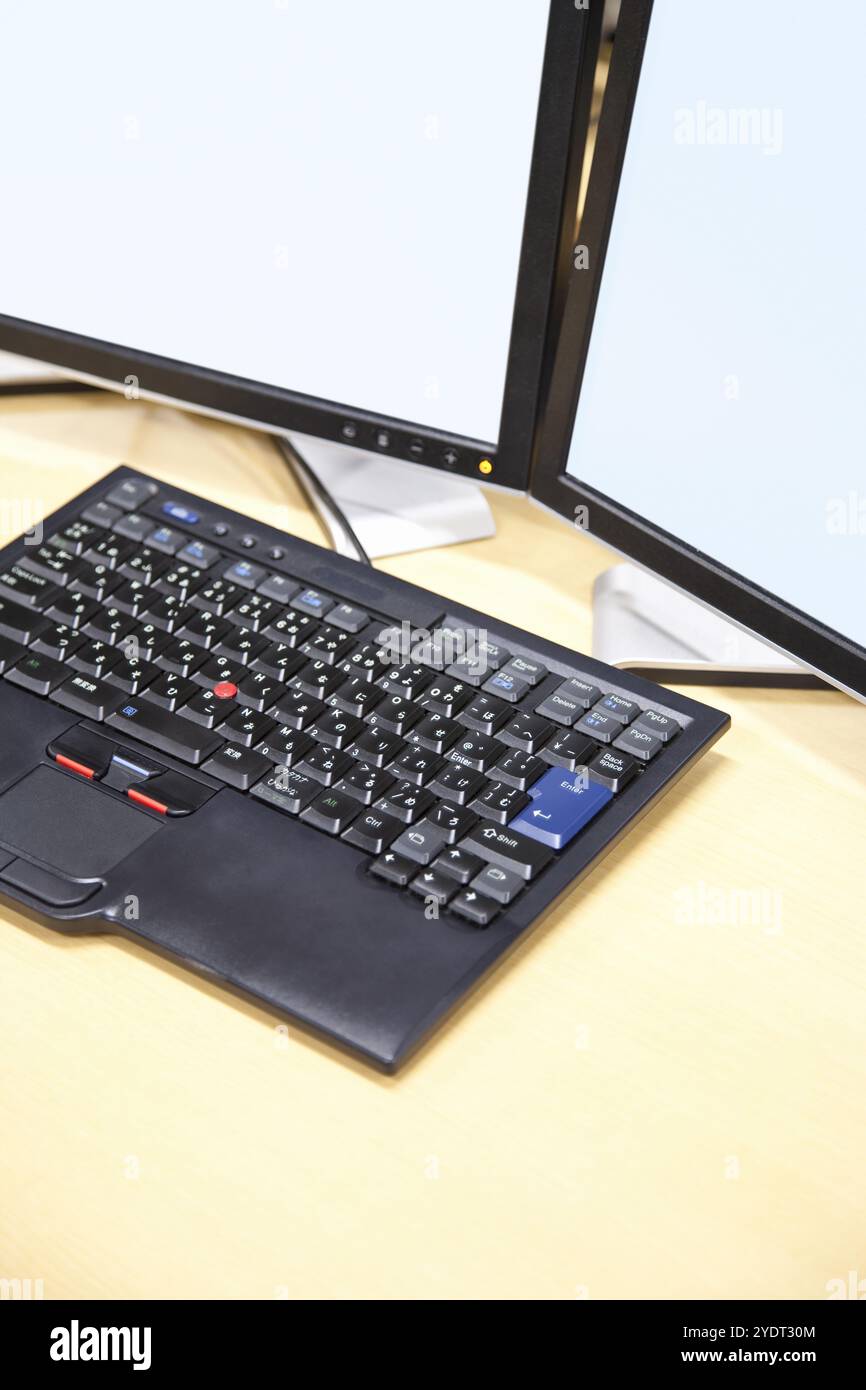 Computer-Monitor und Tastatur Stockfoto