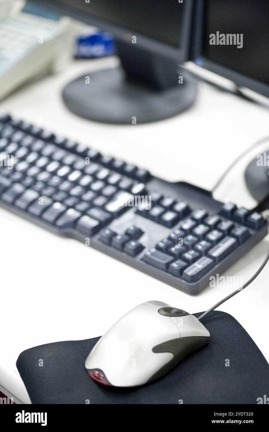 Computer-Monitor und Tastatur Stockfoto