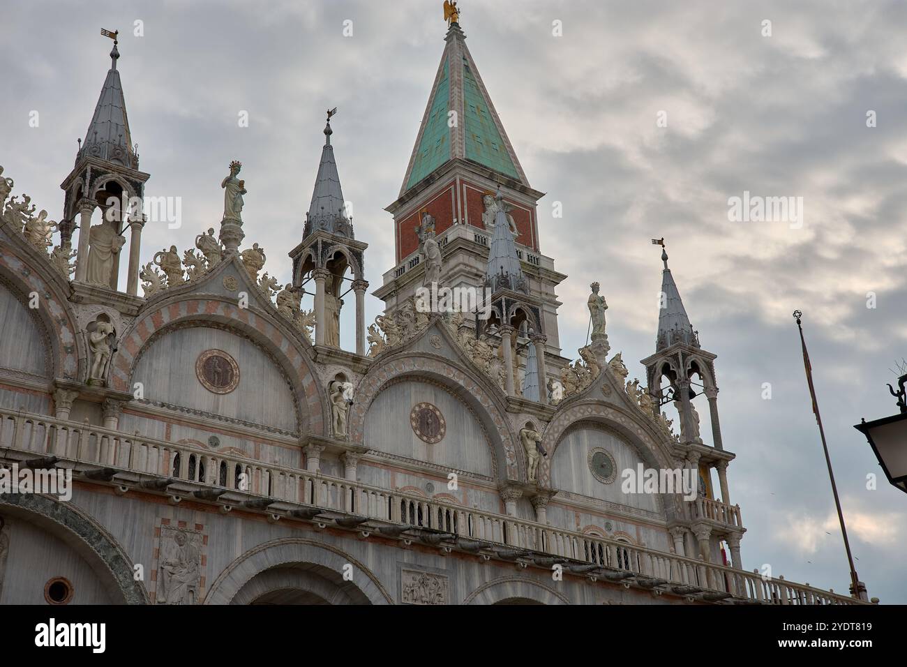 Nahaufnahme der kunstvollen Fassade des Markusdoms in Venedig, Italien. Dieses ikonische byzantinische Meisterwerk zeigt komplexe Goldmosaiken, Stockfoto