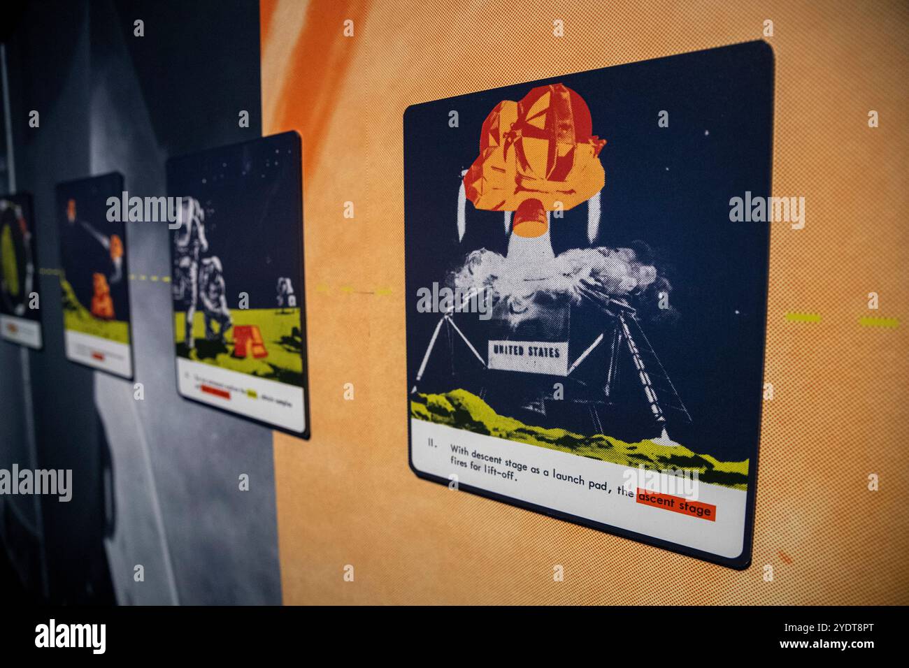 Eine Illustration im Retro-Stil, die die Aufstiegsstufe des Mondmoduls zeigt, die vom Mond abhebt und die Abstiegsstufe als Startpunkt verwendet. Stockfoto