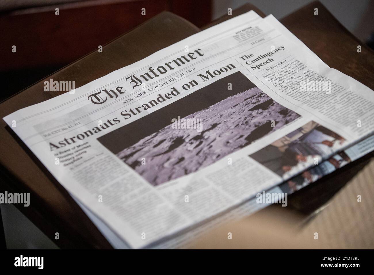 Nahaufnahme einer Vintage-Zeitung mit dem Titel "der Informant" mit der Überschrift "Astronauten auf dem Mond gestrandet". Stockfoto