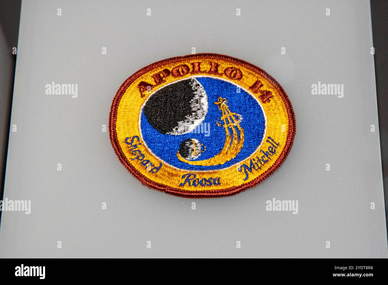 Der aufgestickte Missionsaufnäher für Apollo 14 mit dem Mond, einem Stern und den Namen der Astronauten. Stockfoto