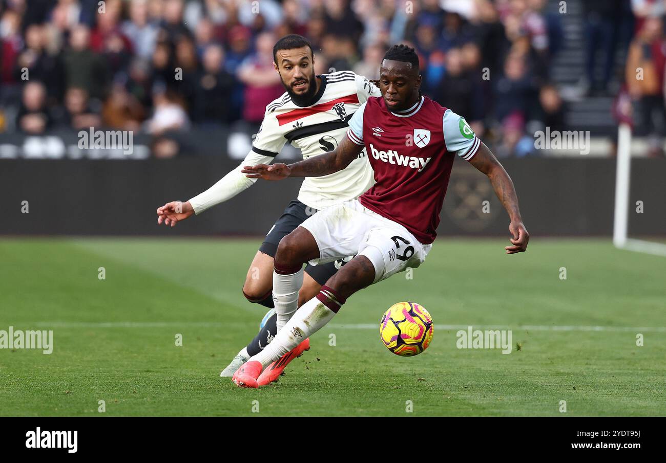 Aaron Wan-Bissaka aus West Ham hält sich gegen Noussair Mazraoui aus Manchester United Stockfoto