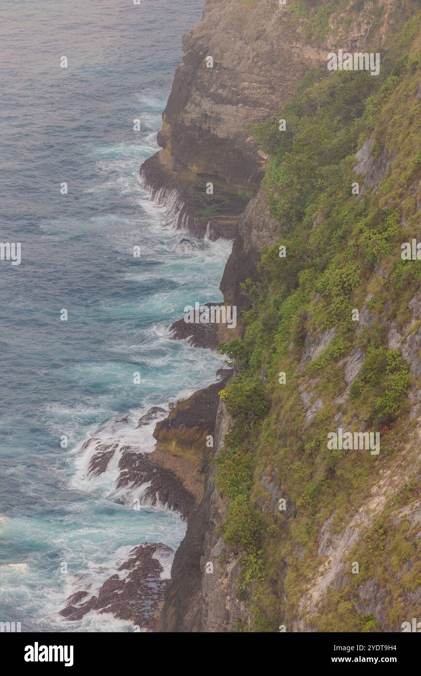 Von oben krachen türkisfarbene Wellen sanft auf den weichen Sand von Kelingking Beach in Nusa Penida, Bali. Stockfoto