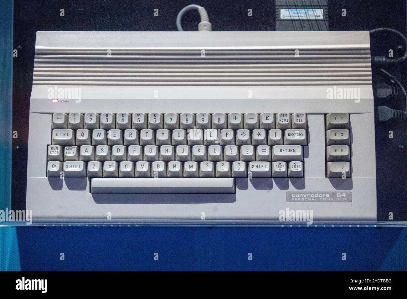 Perth Australien 18. März 2024 das Bild zeigt einen Commodore 64, einen kultigen frühen PC, der für seine Rolle in der Computergeschichte bekannt ist. Stockfoto