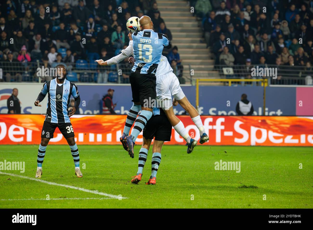 Fußball 3. Liga, Saison 2024/25, 12. Spieltag: Waldhof Mannheim gegen SV Wehen-Wiesbaden. Bild: Terrence Boyd (13, Mannheim) steigt zum Kopfball hoch Stockfoto