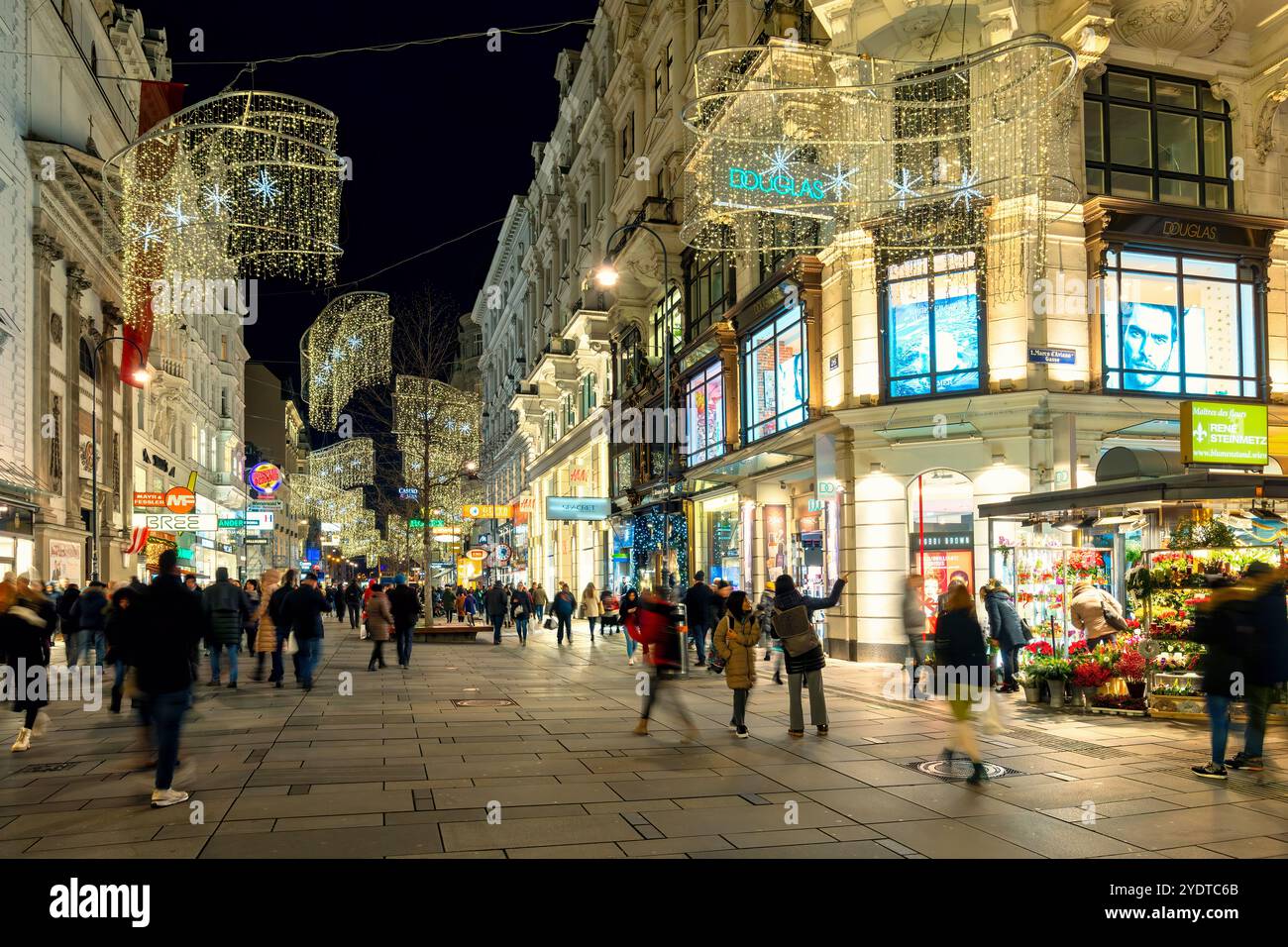 Menschen in der zentralen Fußgängerzone beleuchtet und mit Weihnachtslichtern dekoriert im Zentrum von Wien, Österreich. Stockfoto
