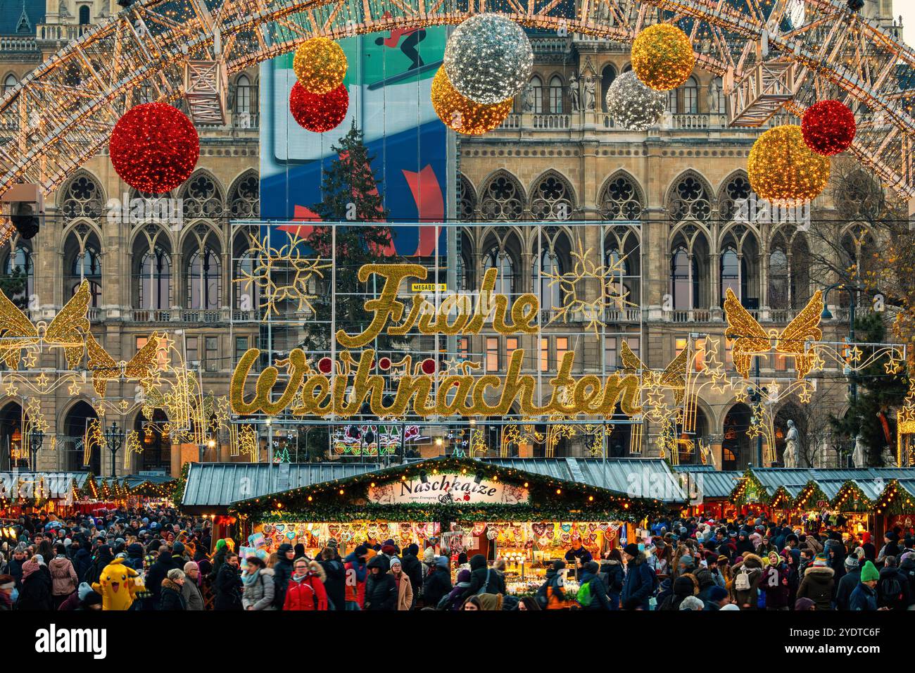 Menschen auf dem berühmten Weihnachtsmarkt vor dem Rathaus von Wien, Österreich. Stockfoto