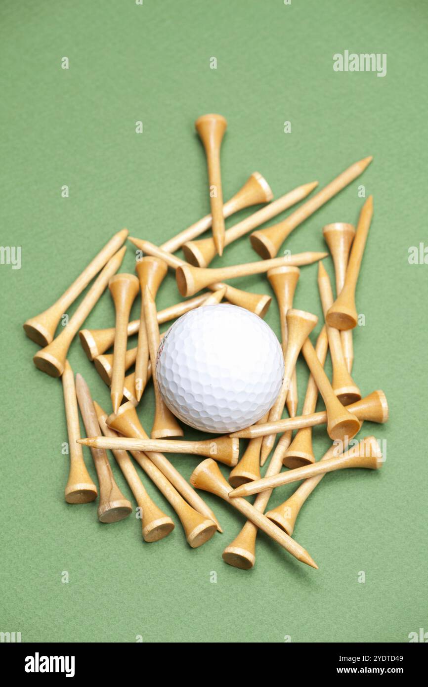 Golfball und hölzernes T-Stück Stockfoto