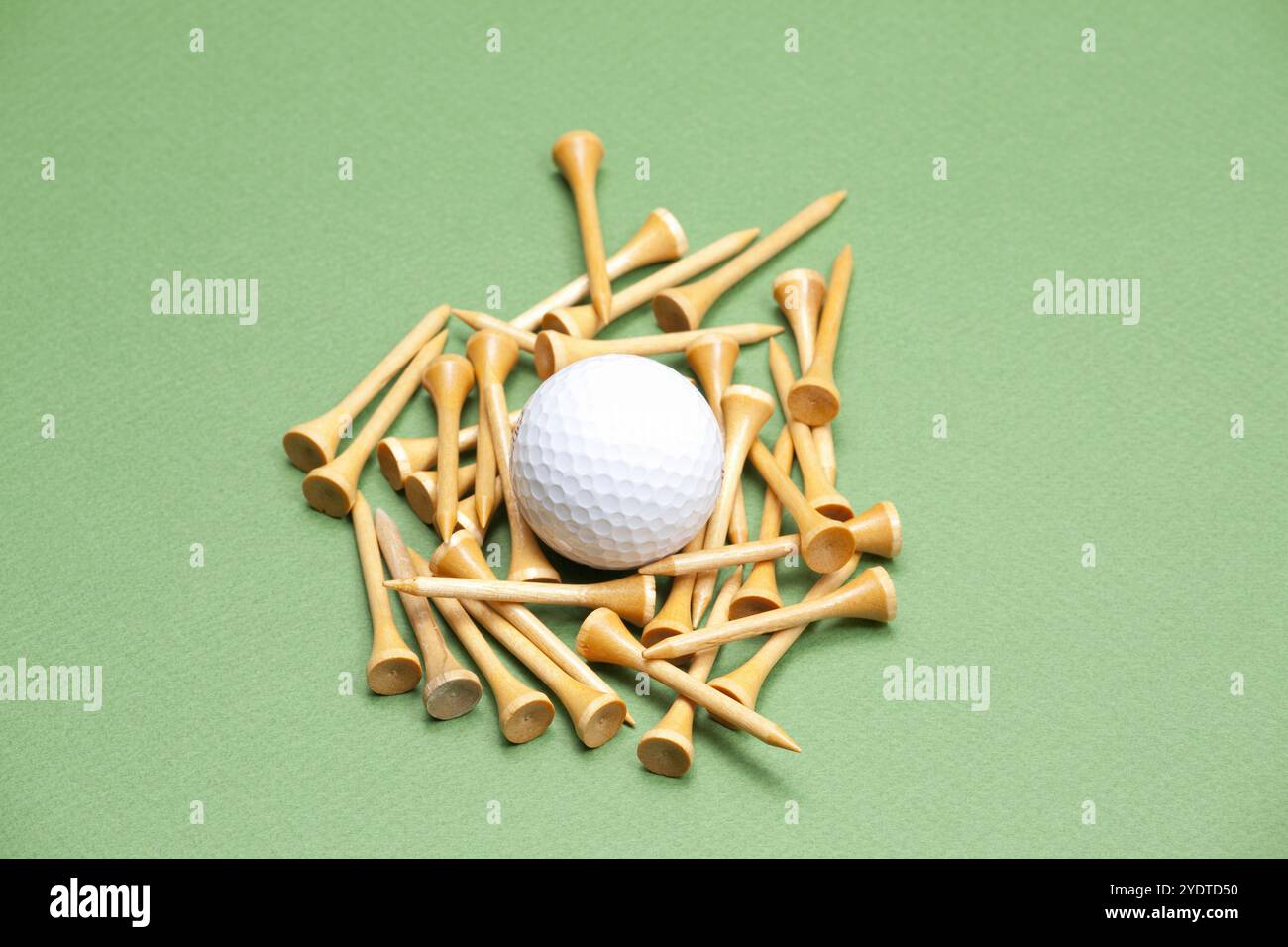 Golfball und hölzernes T-Stück Stockfoto