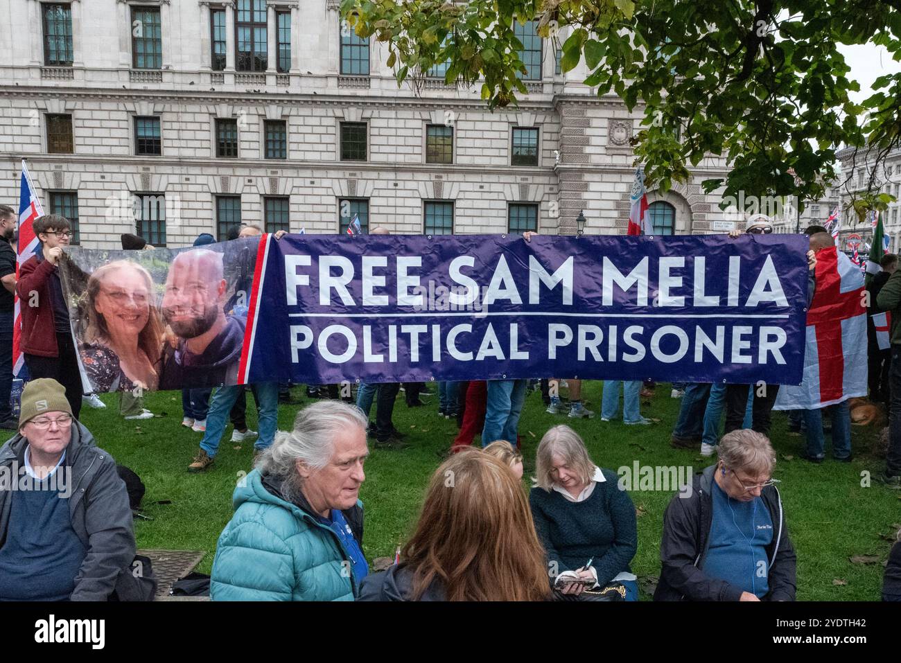 Freilassung von Sam Melia, politischer Gefangenenbanner, von Unterstützern von Stephen Yaxley-Lennon (auch bekannt als Tommy Robinson), die an einem protestmarsch nach Whitehall, Großbritannien, teilnahmen Stockfoto