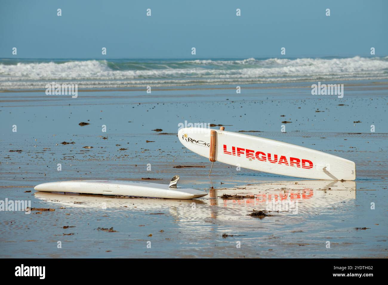 An einem Sandstrand liegt ein Rettungsschirm an, der für die Rettung von Ozeanen bereit ist. Stockfoto
