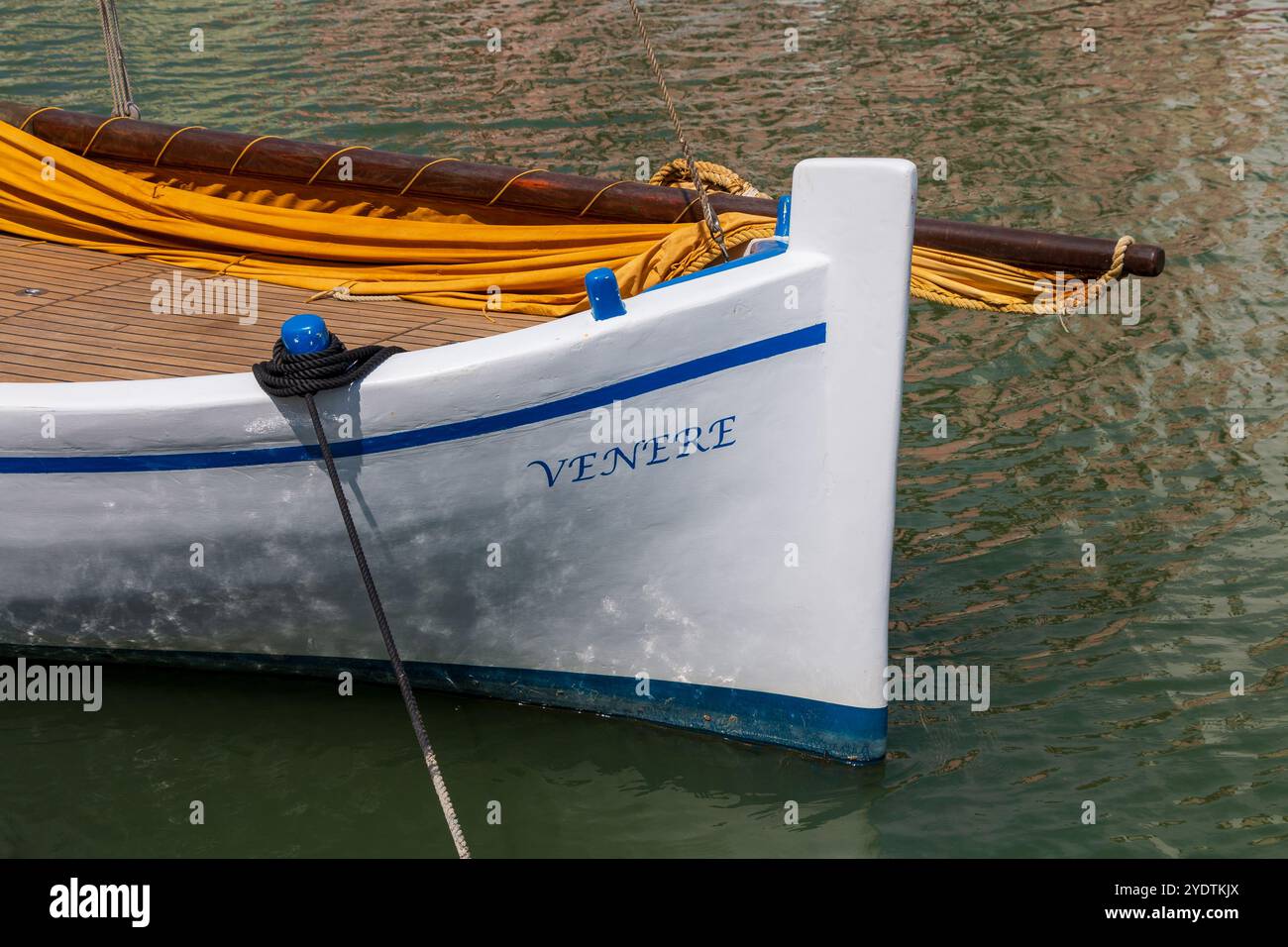 Der Bug eines charakteristischen Fischerbootes, dessen Name Venere ist. Stockfoto