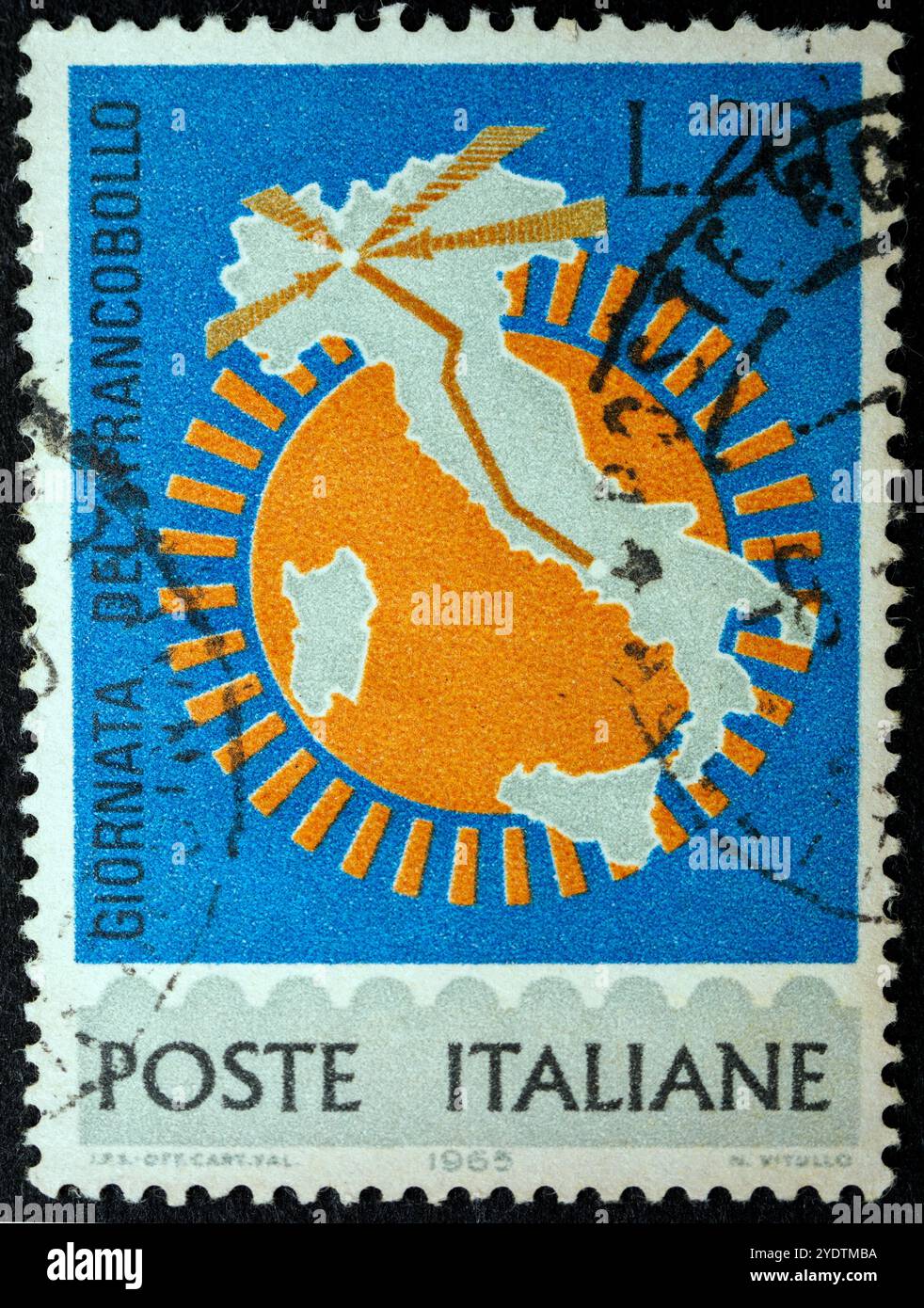 Karte von Italien mit der Autostrada del Sole hervorgehoben - 7. Tag 1965 - italienische Briefmarke Stockfoto