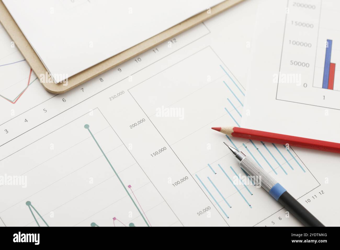 Schreibutensilien und Grafik Stockfoto