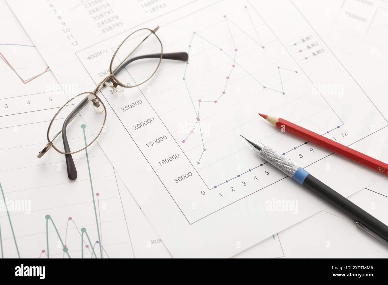 Schreibutensilien und Grafik Stockfoto