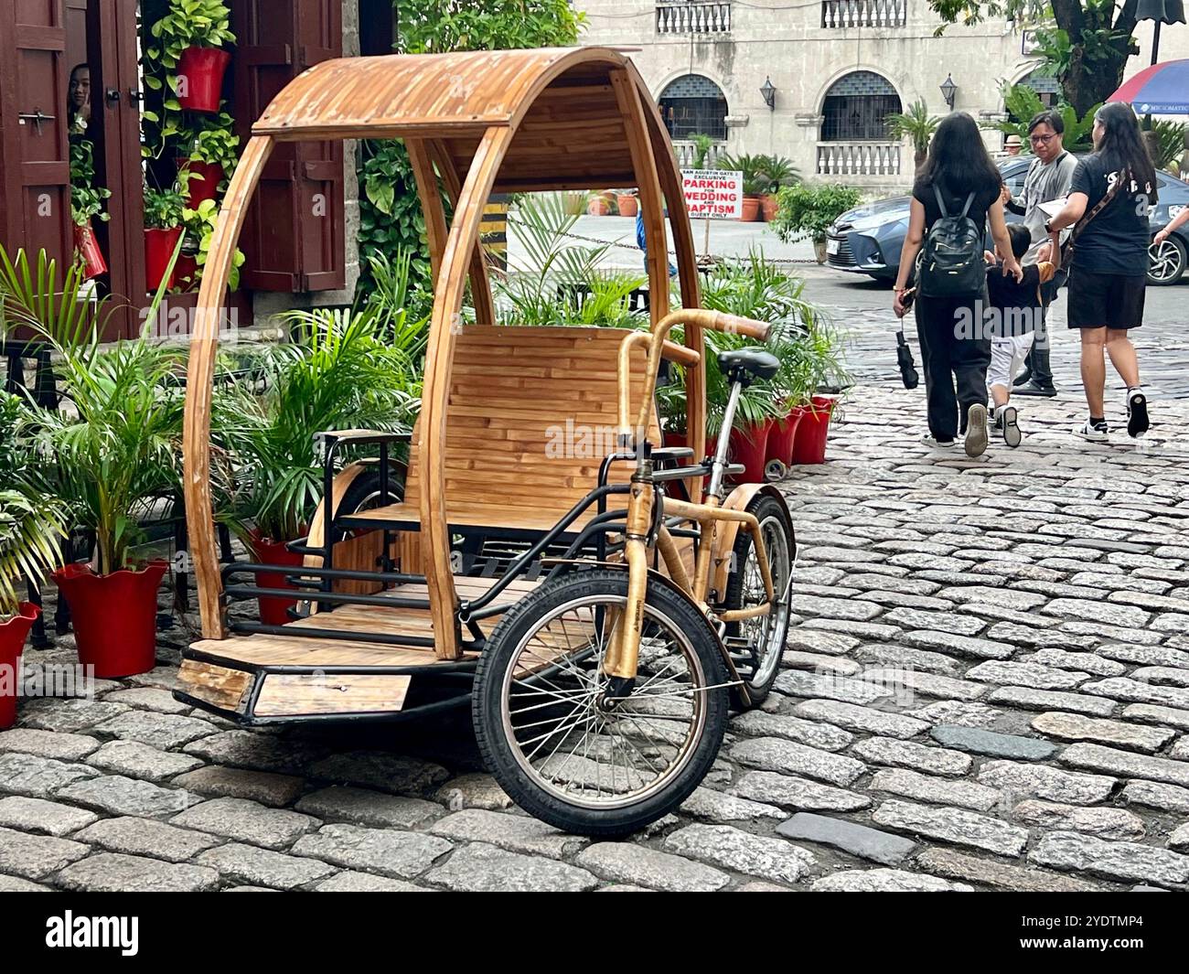 Manila, Philippinen. Oktober 2024. Ein traditionelles Bambus Tuk-Tuk kann im alten Viertel Intramuros in Manila gesehen werden. Vermerk: Carola Frentzen/dpa/Alamy Live News Stockfoto