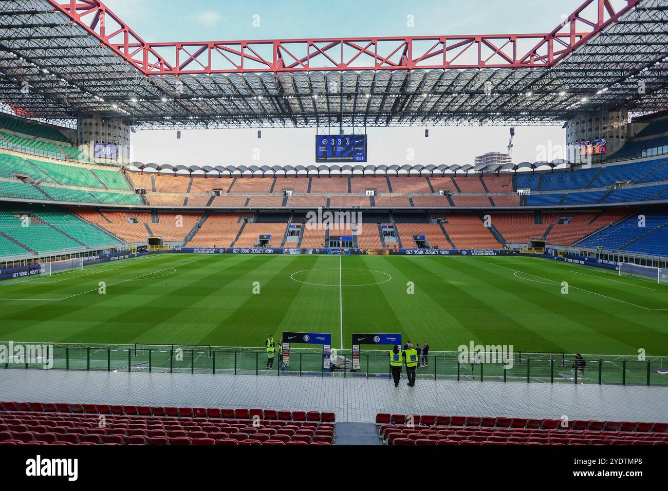 Mailand, Italien. Oktober 2024. Ein allgemeiner Blick auf das Stadion während des Fußballspiels der Serie A 2024/25 zwischen dem FC Internazionale und Juventus FC im San Siro Stadium Credit: SOPA Images Limited/Alamy Live News Stockfoto