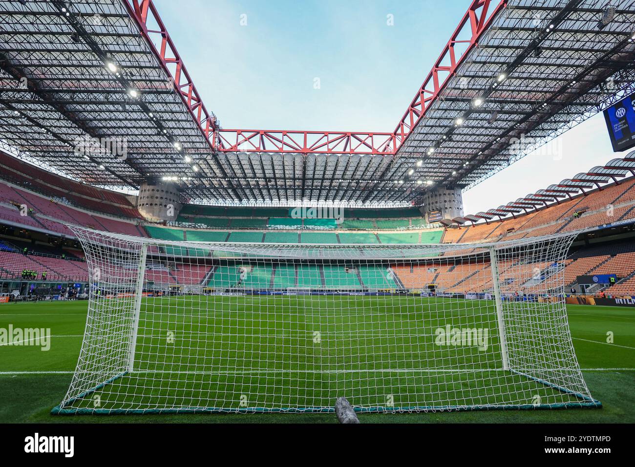 Mailand, Italien. Oktober 2024. Ein allgemeiner Blick auf das Stadion während des Fußballspiels der Serie A 2024/25 zwischen dem FC Internazionale und Juventus FC im San Siro Stadium Credit: SOPA Images Limited/Alamy Live News Stockfoto