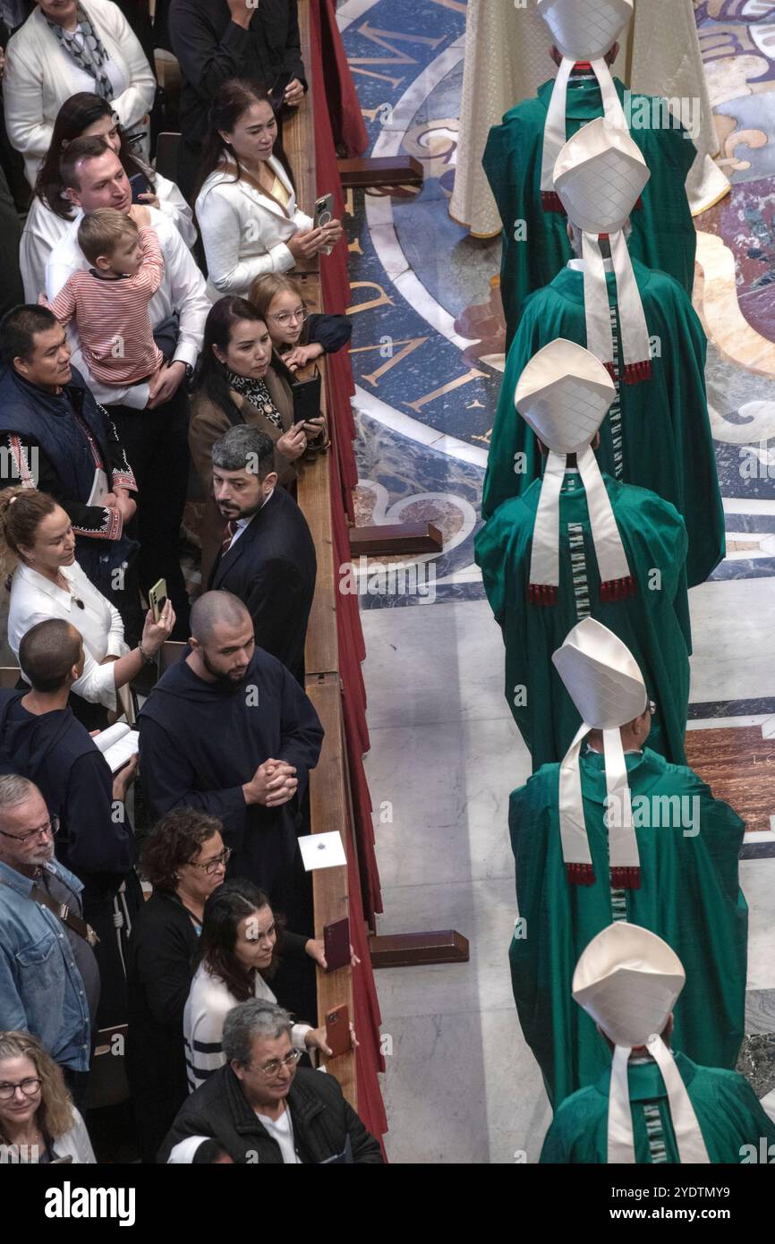 Vatikanstadt, Vatikan, 27. Oktober 2024. Papst Franziskus führt eine Messe zum Abschluss der 16. Generalversammlung der Bischofssynode im Petersdom im Vatikan. Maria Grazia Picciarella/Alamy Live News Stockfoto