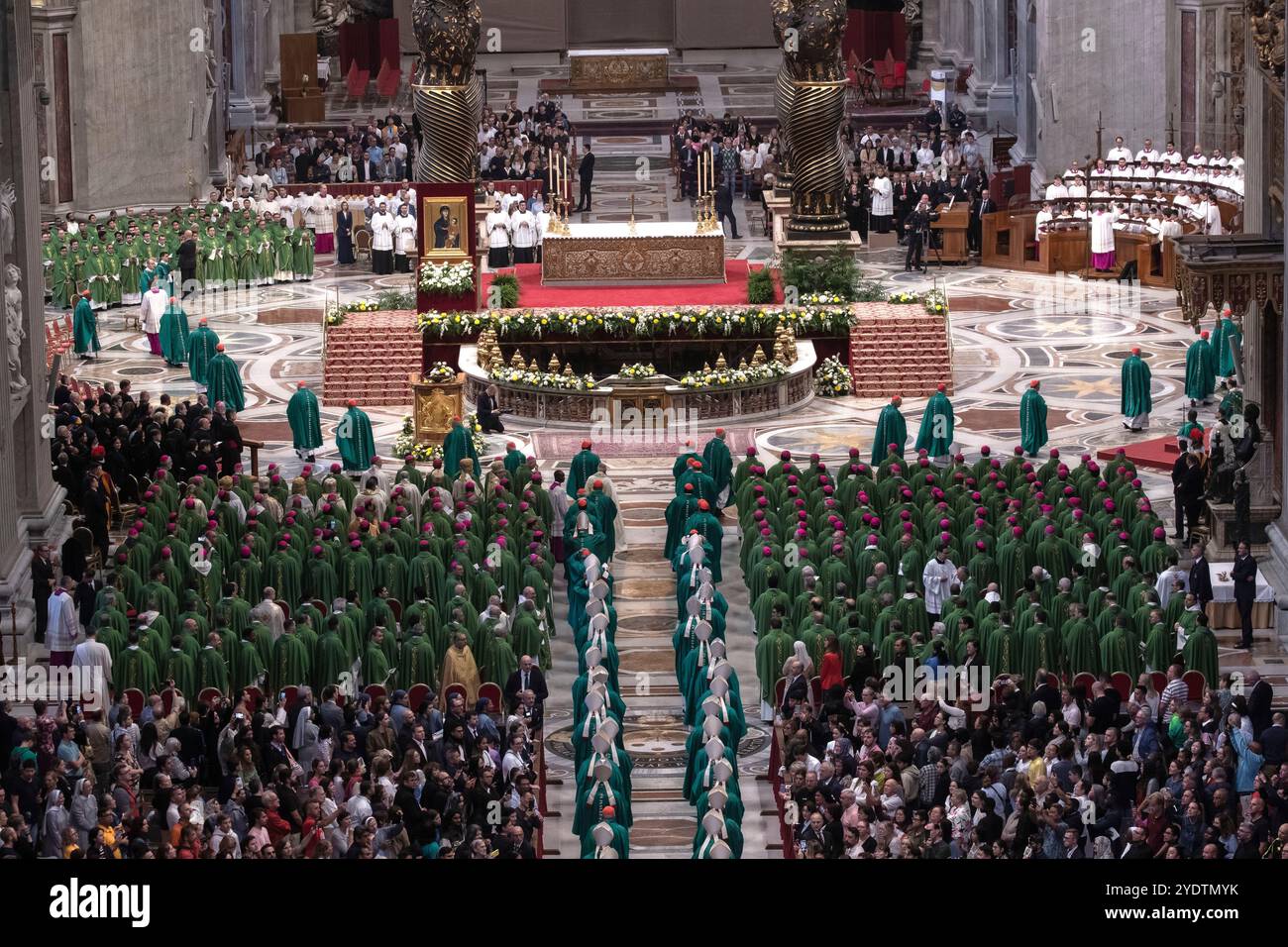 Vatikanstadt, Vatikan, 27. Oktober 2024. Papst Franziskus führt eine Messe zum Abschluss der 16. Generalversammlung der Bischofssynode im Petersdom im Vatikan. Maria Grazia Picciarella/Alamy Live News Stockfoto