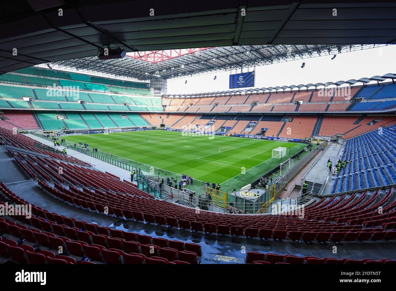 Mailand, Italien. Oktober 2024. Eine allgemeine Ansicht des Stadions während des Fußballspiels der Serie A 2024/25 zwischen dem FC Internazionale und Juventus FC im San Siro Stadium (Foto: Fabrizio Carabelli/SOPA Images/SIPA USA) Credit: SIPA USA/Alamy Live News Stockfoto