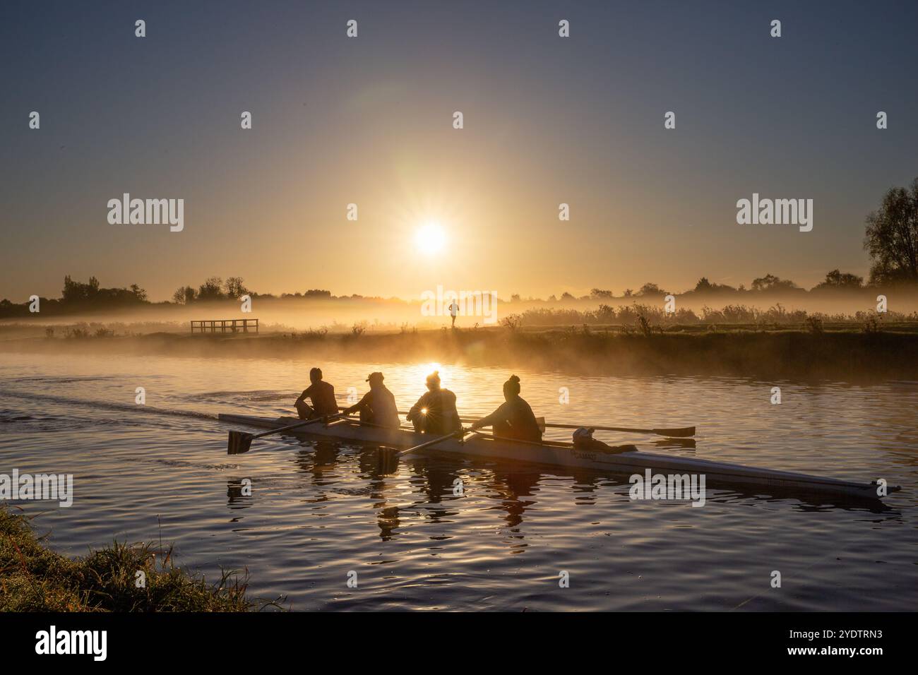 Das Bild vom 27. Oktober zeigt Ruderer auf dem Fluss Cam in Cambridge an einem ruhigen und nebeligen Sonntagmorgen bei Sonnenaufgang. Die Prognose des MET Office für Stockfoto