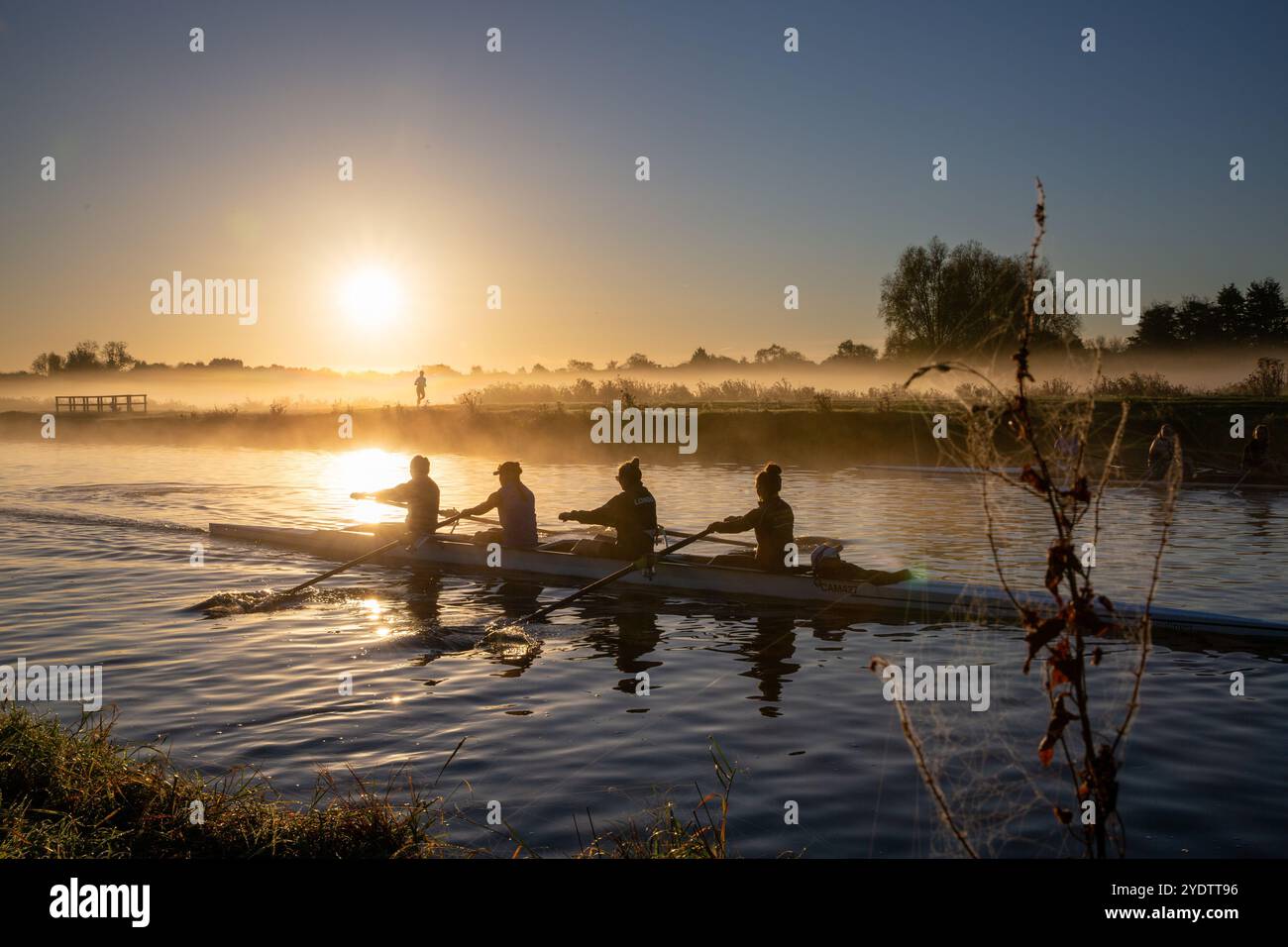 Das Bild vom 27. Oktober zeigt Ruderer auf dem Fluss Cam in Cambridge an einem ruhigen und nebeligen Sonntagmorgen bei Sonnenaufgang. Die Prognose des MET Office für Stockfoto