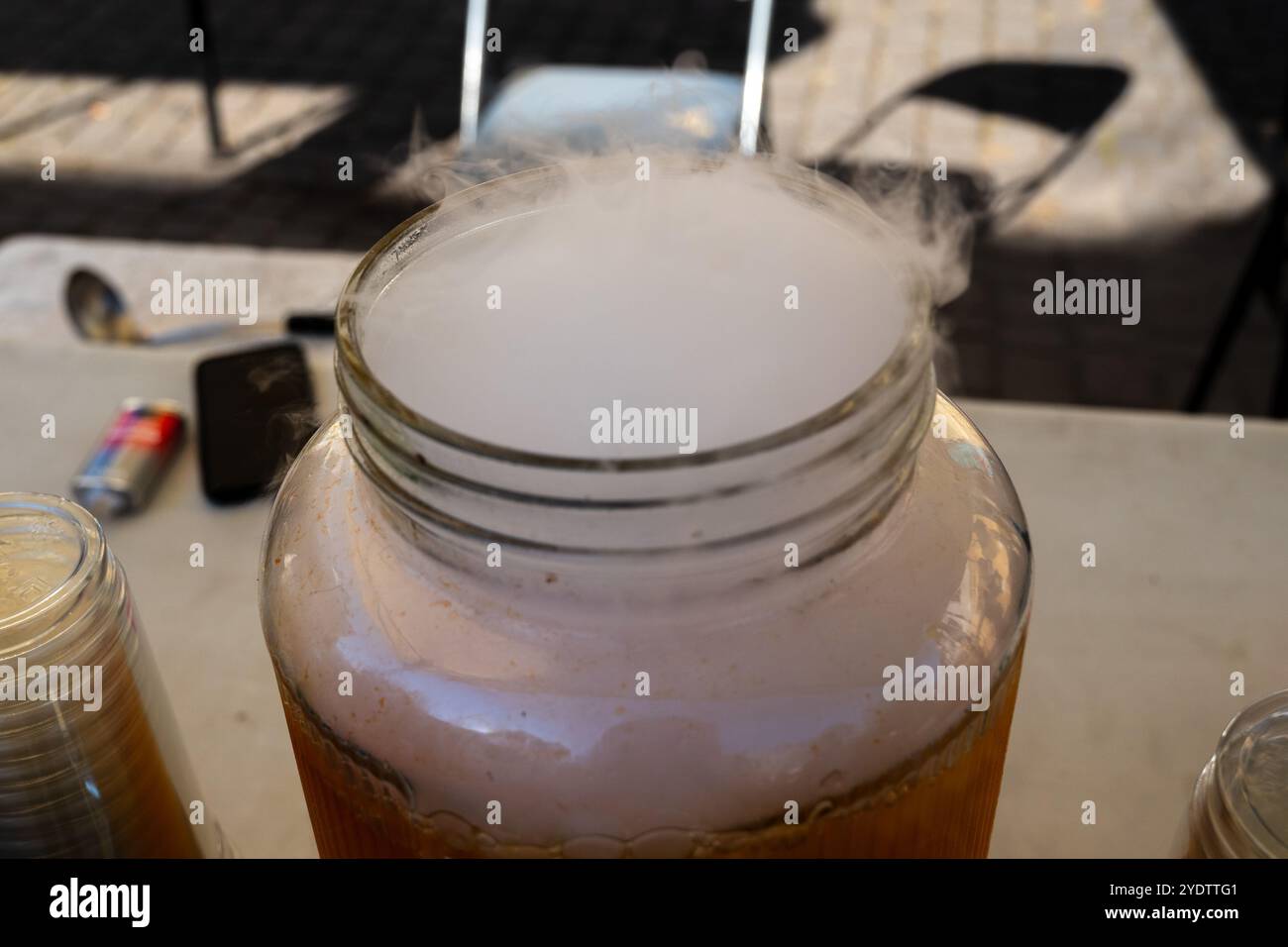 Wassermelonen-Limonade mit Rauch aus Trockeneis Stockfoto