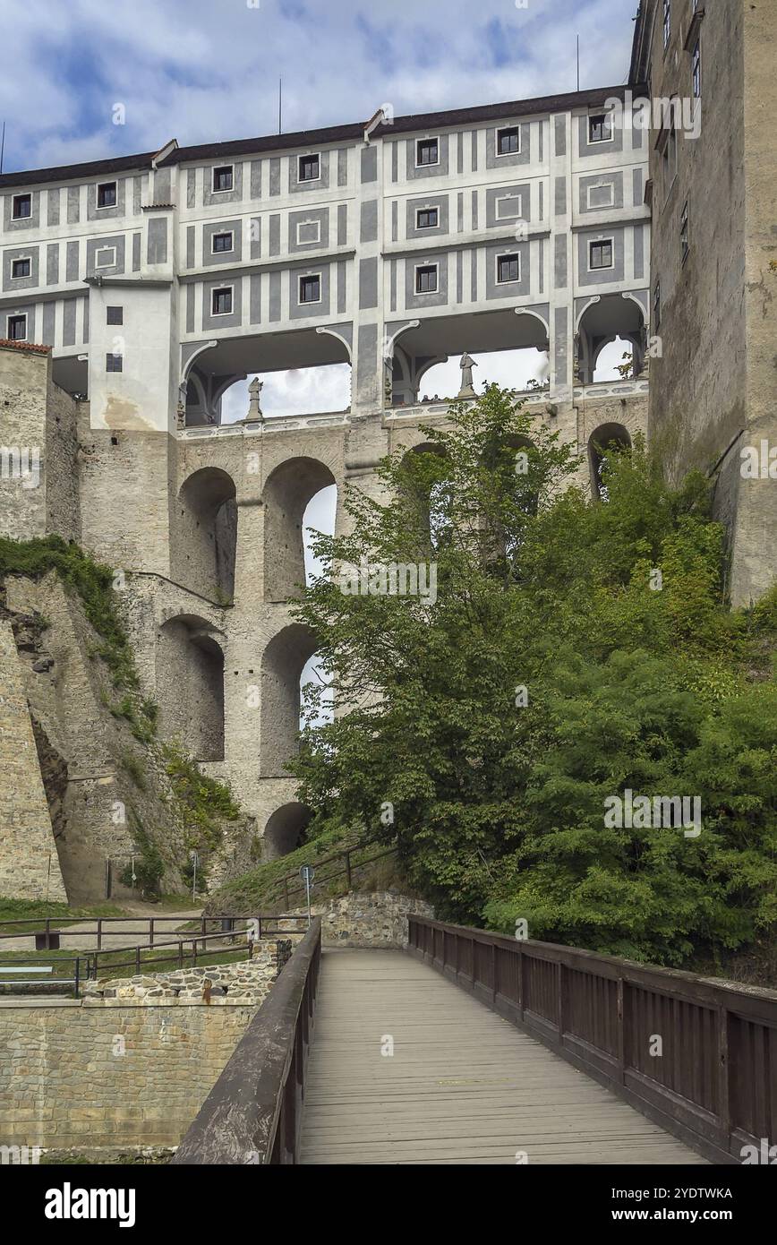 Die dreistöckige überdachte Bogenbrücke steht auf massiven Steinsäulen in Cesky Krumlov, Tschechien Stockfoto