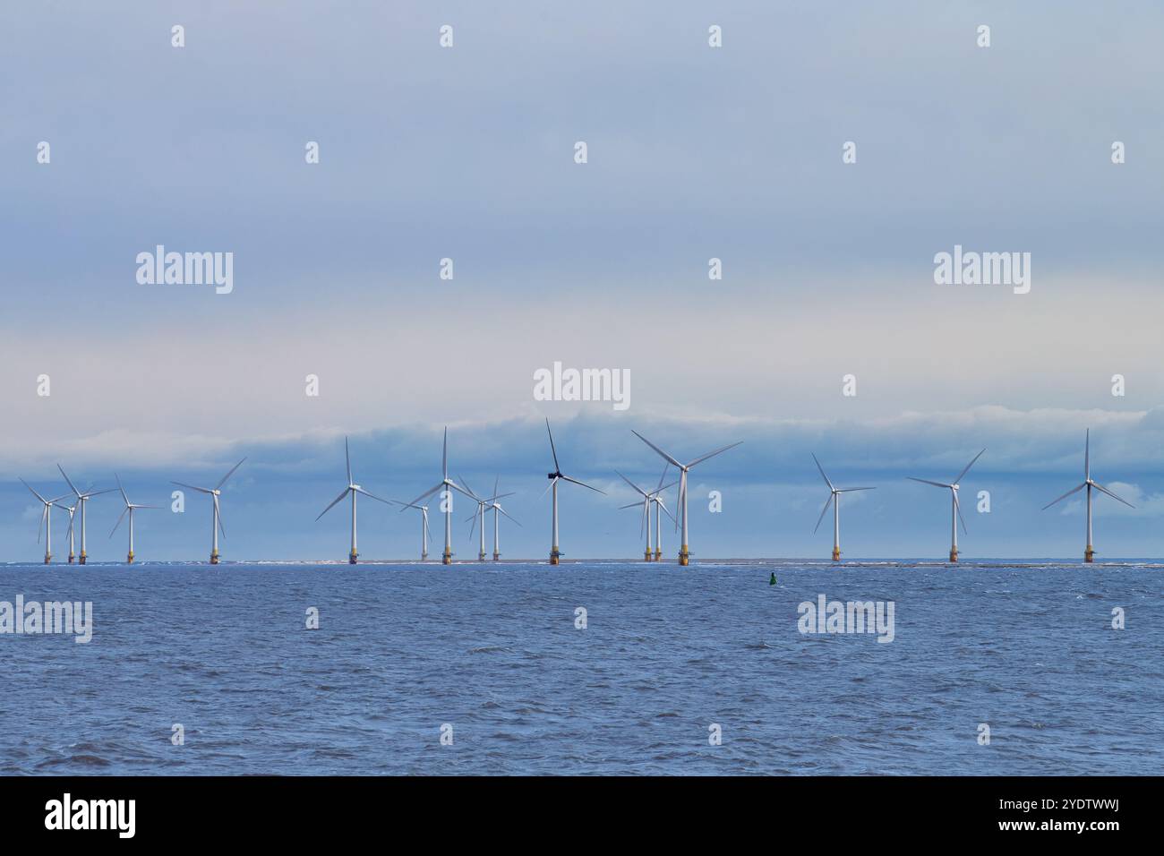 Stromerzeugung durch Offshore-Windenergieanlagen im Meer. Saubere Windenergieerzeugung im Meer. Stockfoto