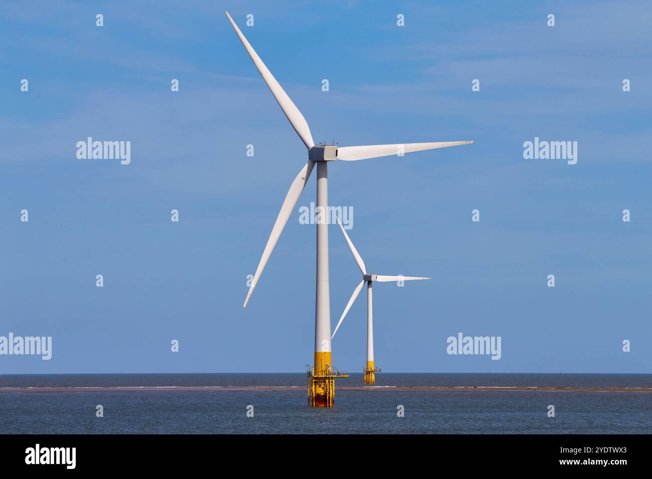 Windkraftanlagen auf See erzeugen grüne Energie. Stockfoto