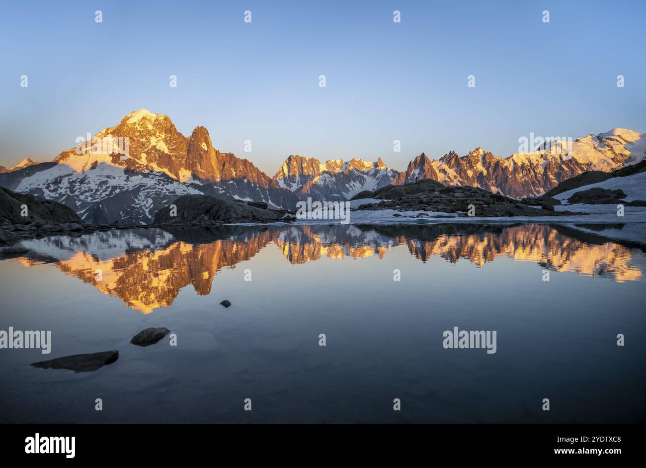 Abendstimmung, Berglandschaft bei Sonnenuntergang, alpenglow, Wasserspiegelung im Lac Blanc, Berggipfel, Aiguille Verte, Grandes Jorasses, Aiguille du Moi Stockfoto