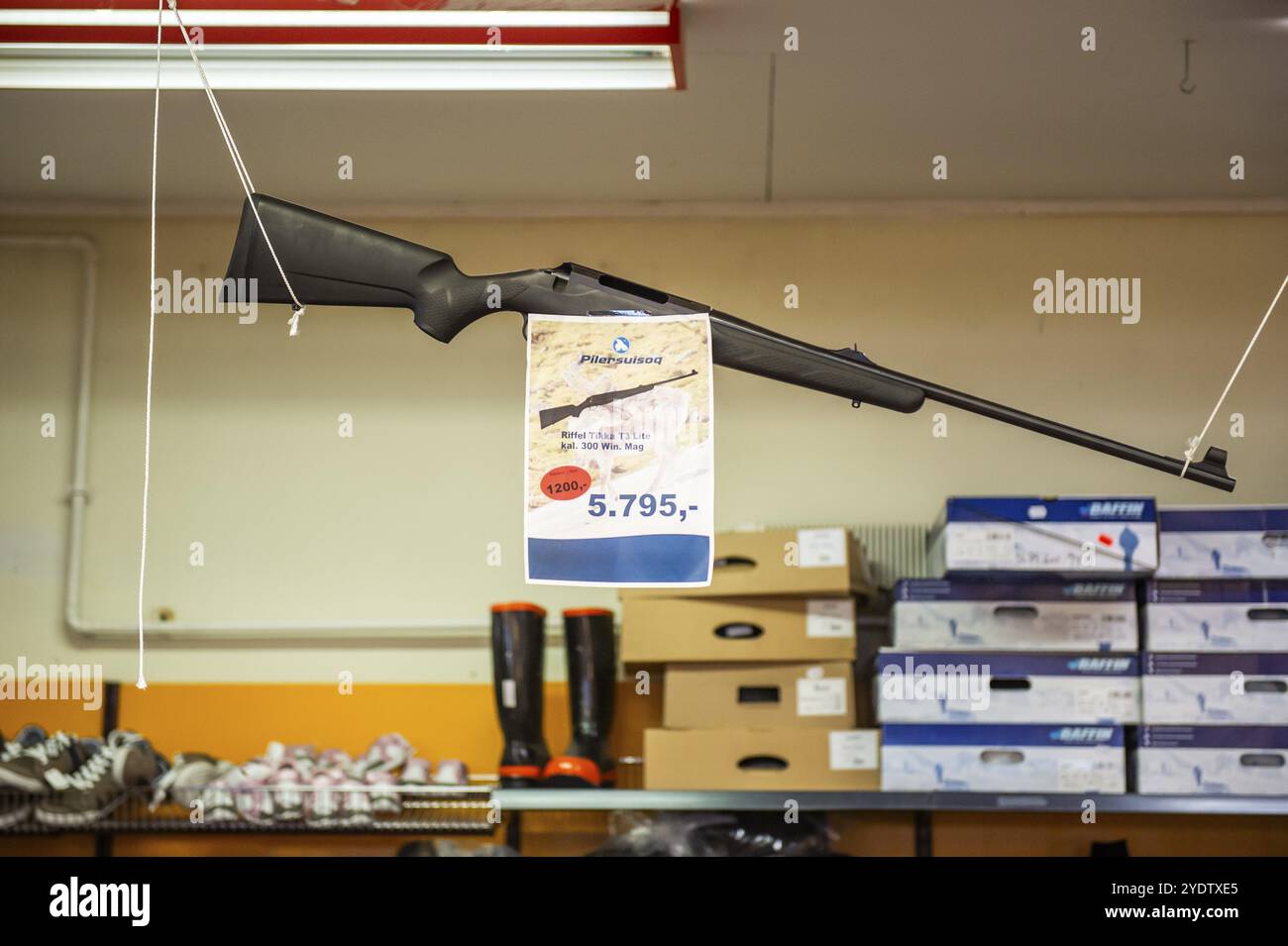 Jagdgewehr hängt im Supermarkt mit Preisschild, Inuit Siedlung Ittoqqortoormiit, Scoresbysund oder Scoresby Sund oder grönländisches Kangertittivaq, E Stockfoto
