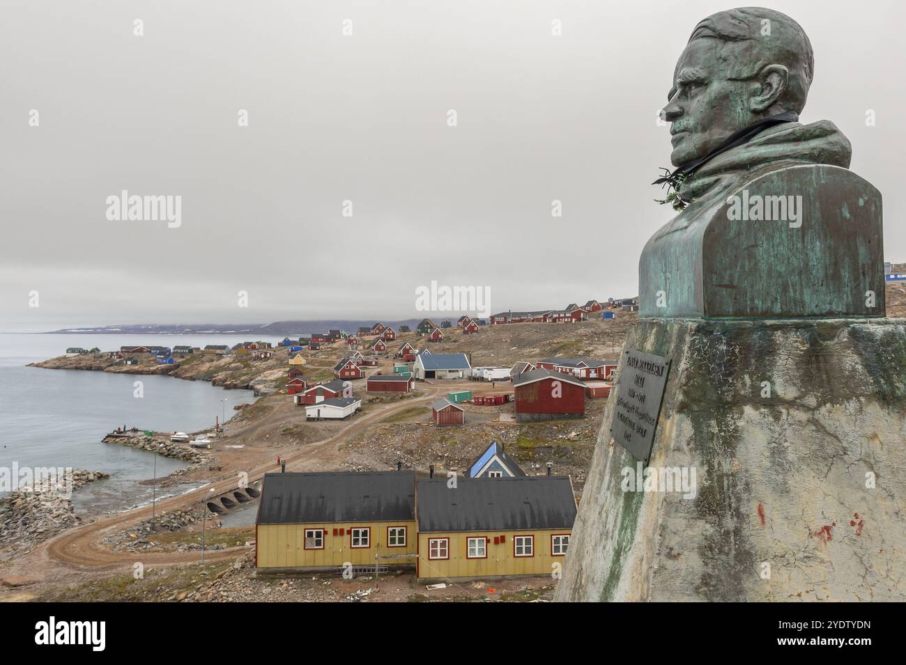 Bronzestatue von Ejnar Miki Mikkelsen, dänischer Polarforscher und Autor, Gründer von Ittoqqortoormiit, Inuit-Siedlung Ittoqqortoormiit, Scoresbysund Stockfoto