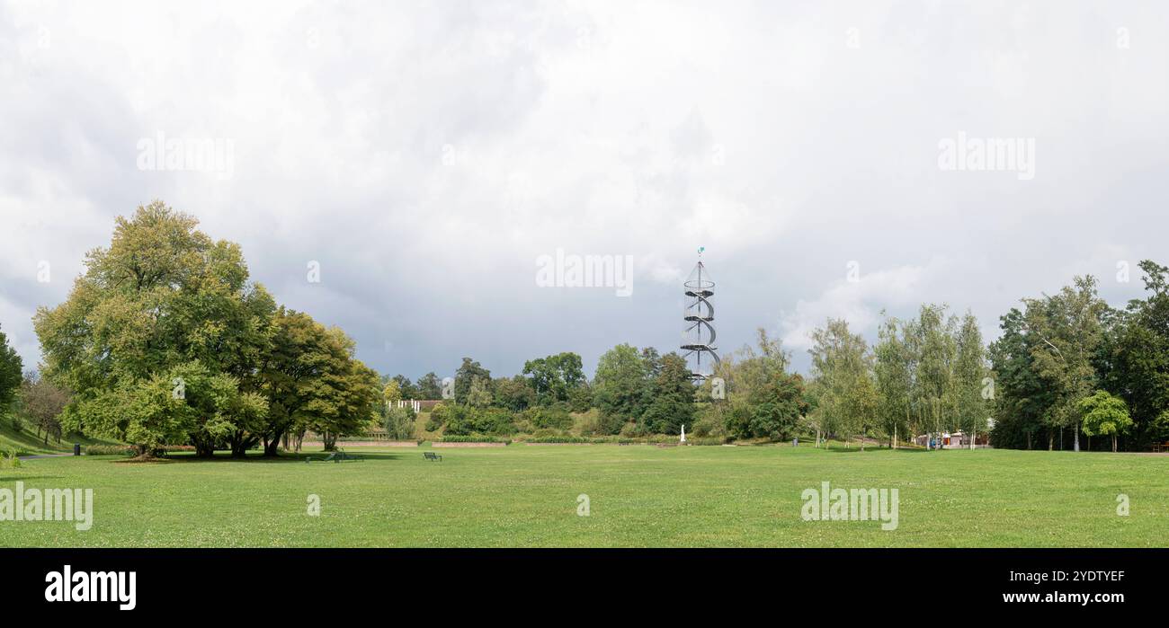 Stuttgart Baden Württemberg Deutschland 13. September 2024 Höhenpark Killesberg, Killesbergpark Rosetal und Killesbergturm. Genähtes Panorama. Gärten, garten, Stadt, Hohenpark, Hufenpark, park, rosental, turm, Killesbergturm, Beobachtung, Stockfoto