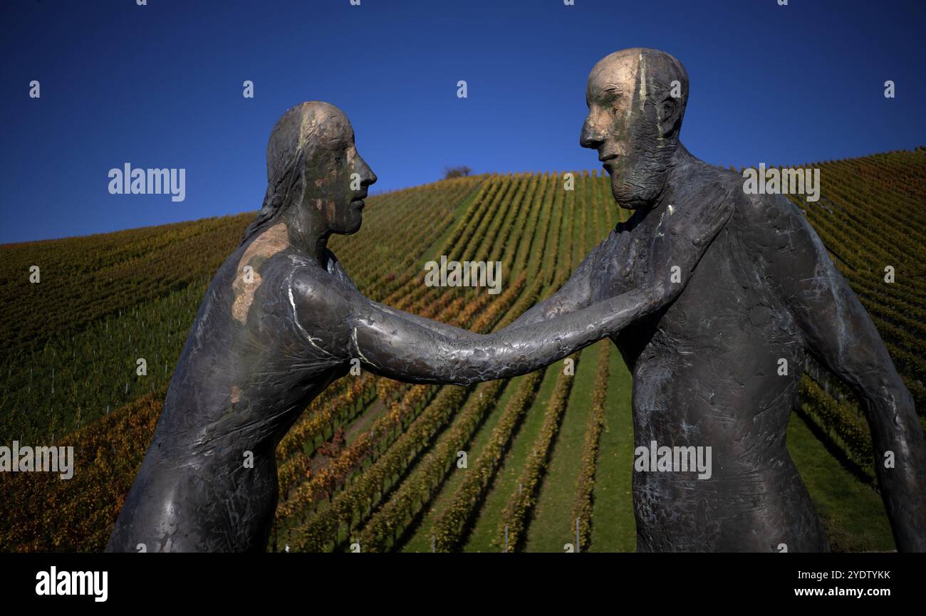 Skulpturenbegegnung von Karl Ulrich Nuss, Skulpturenweg, Weinberg, Weinberge, Weinbau, Herbstfärbung, Herbst, Struempfelbach, Weinstadt, Baden Stockfoto