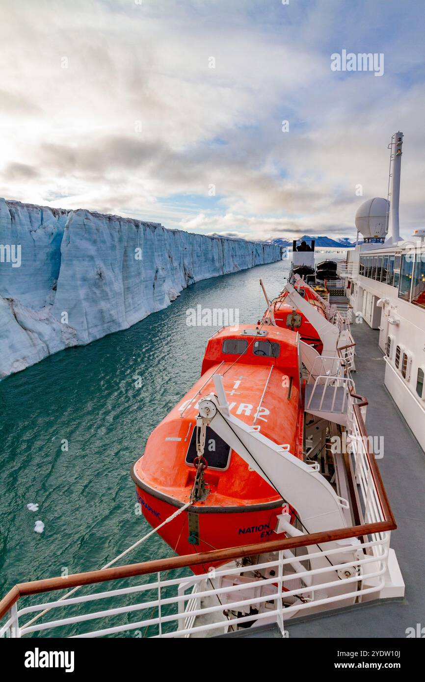 Das Lindblad Expeditionsschiff National Geographic Explorer in der Nähe eines Gletschers im Svalbard Archipel, Norwegen, Arktis, Europa Stockfoto