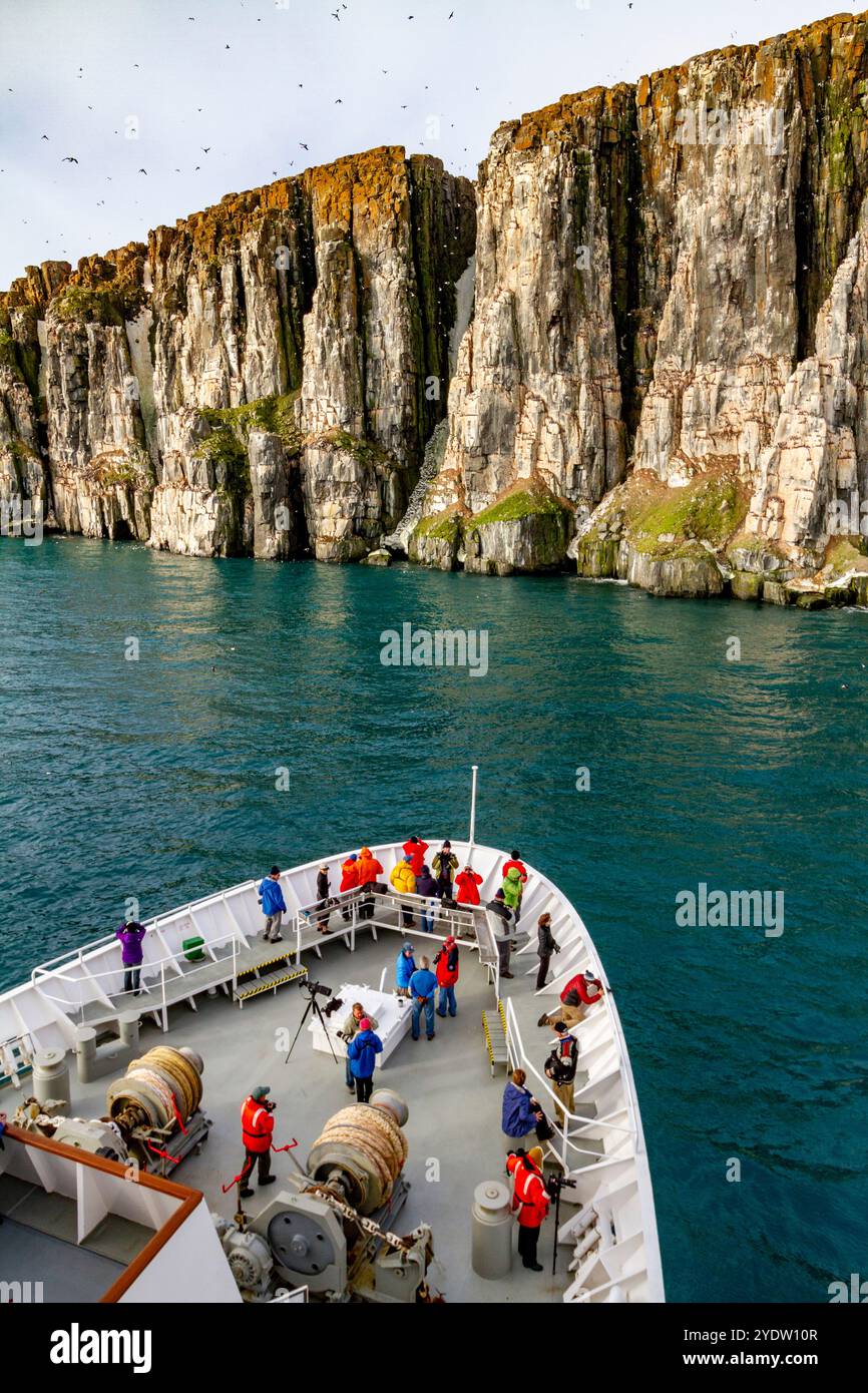 Das Lindblad-Expeditionsschiff National Geographic Explorer nahe Cape Fanshawe im Svalbard-Archipel, Norwegen, Arktis, Europa Stockfoto