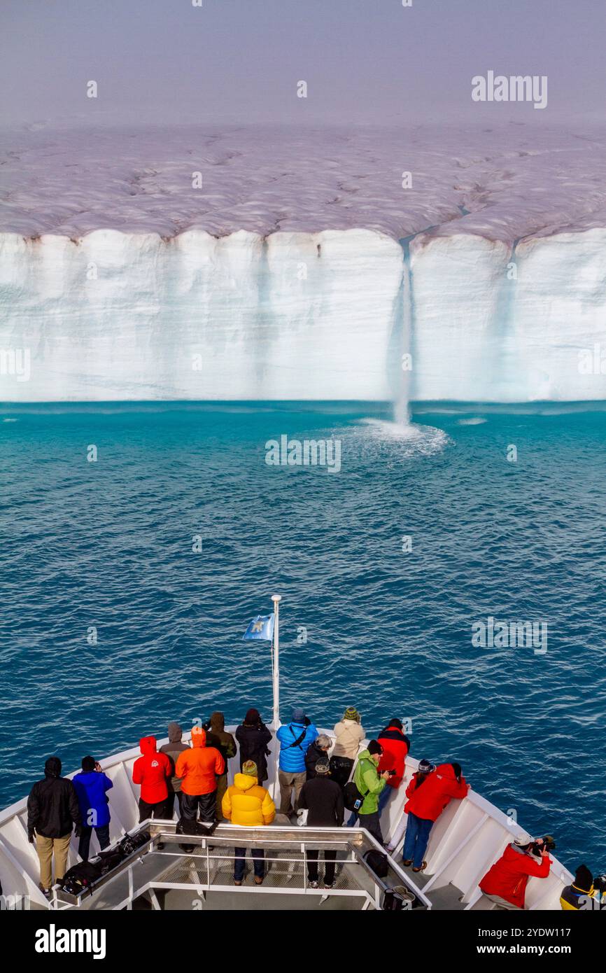 Das Lindblad-Expeditionsschiff National Geographic Explorer in Austfonna im Svalbard-Archipel, Norwegen, Arktis, Europa Stockfoto