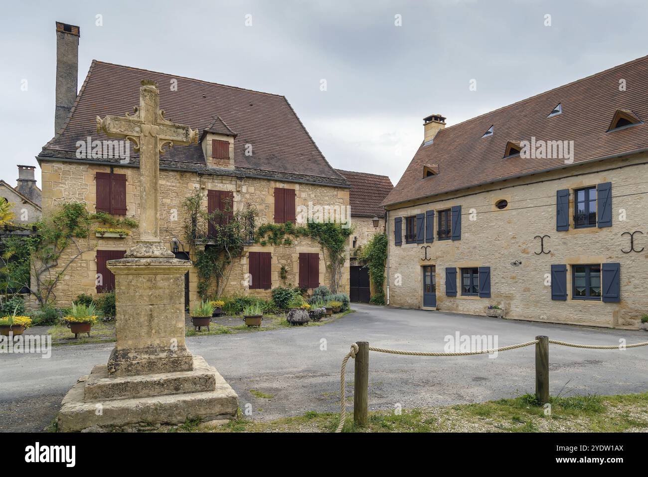 Straße mit historischen Häusern in Saint-Leon-sur-Vezere, Dordogne, Frankreich, Europa Stockfoto