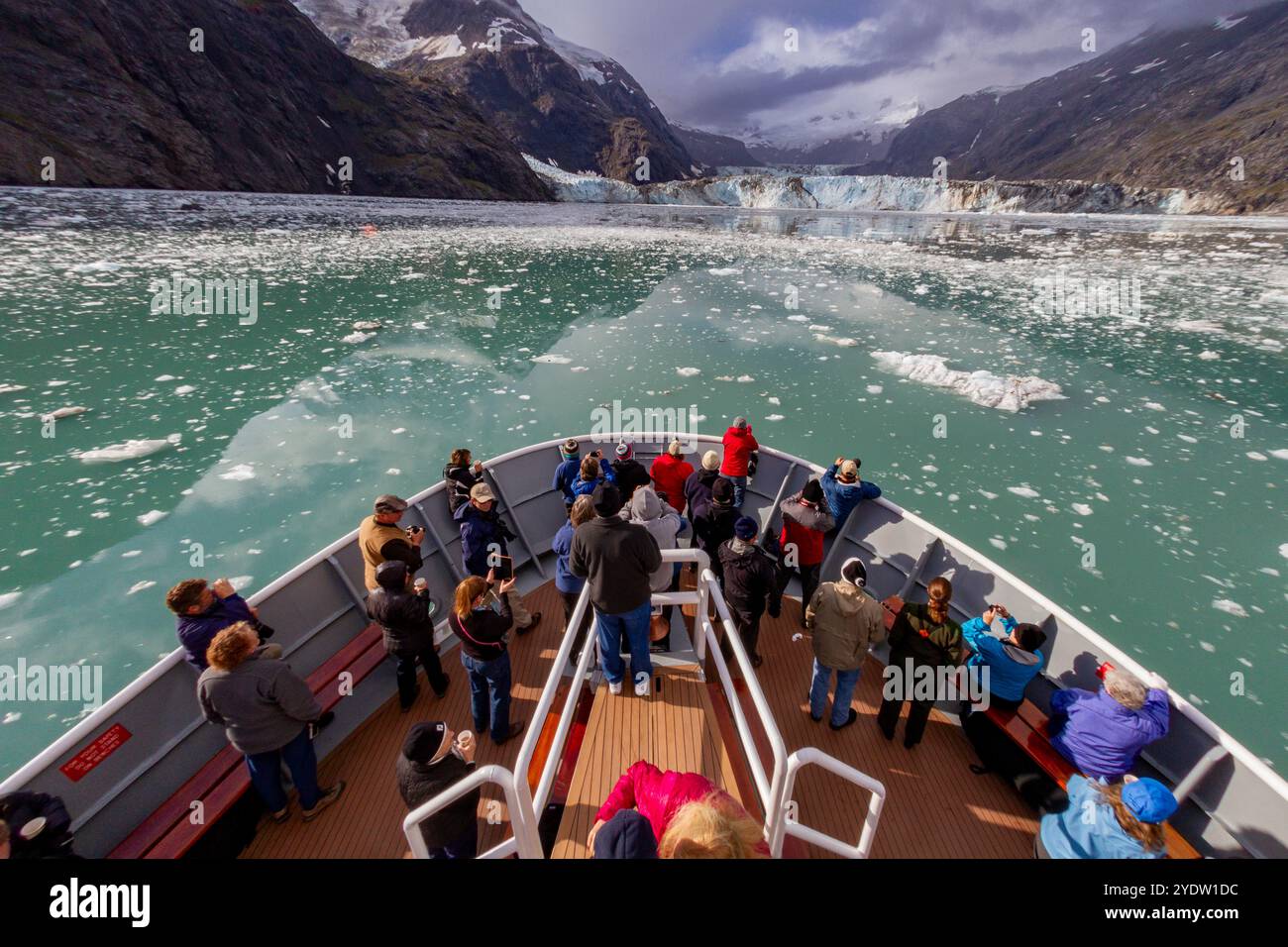 Gäste der Lindblad Expeditions Schiff National Geographic Sea Bird im Glacier Bay National Park, UNESCO, Südost-Alaska Stockfoto