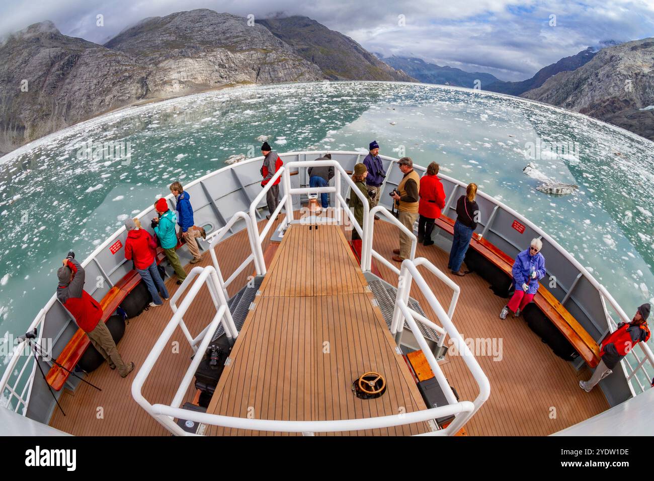 Gäste der Lindblad Expeditions Schiff National Geographic Sea Bird im Glacier Bay National Park, UNESCO, Südost-Alaska Stockfoto