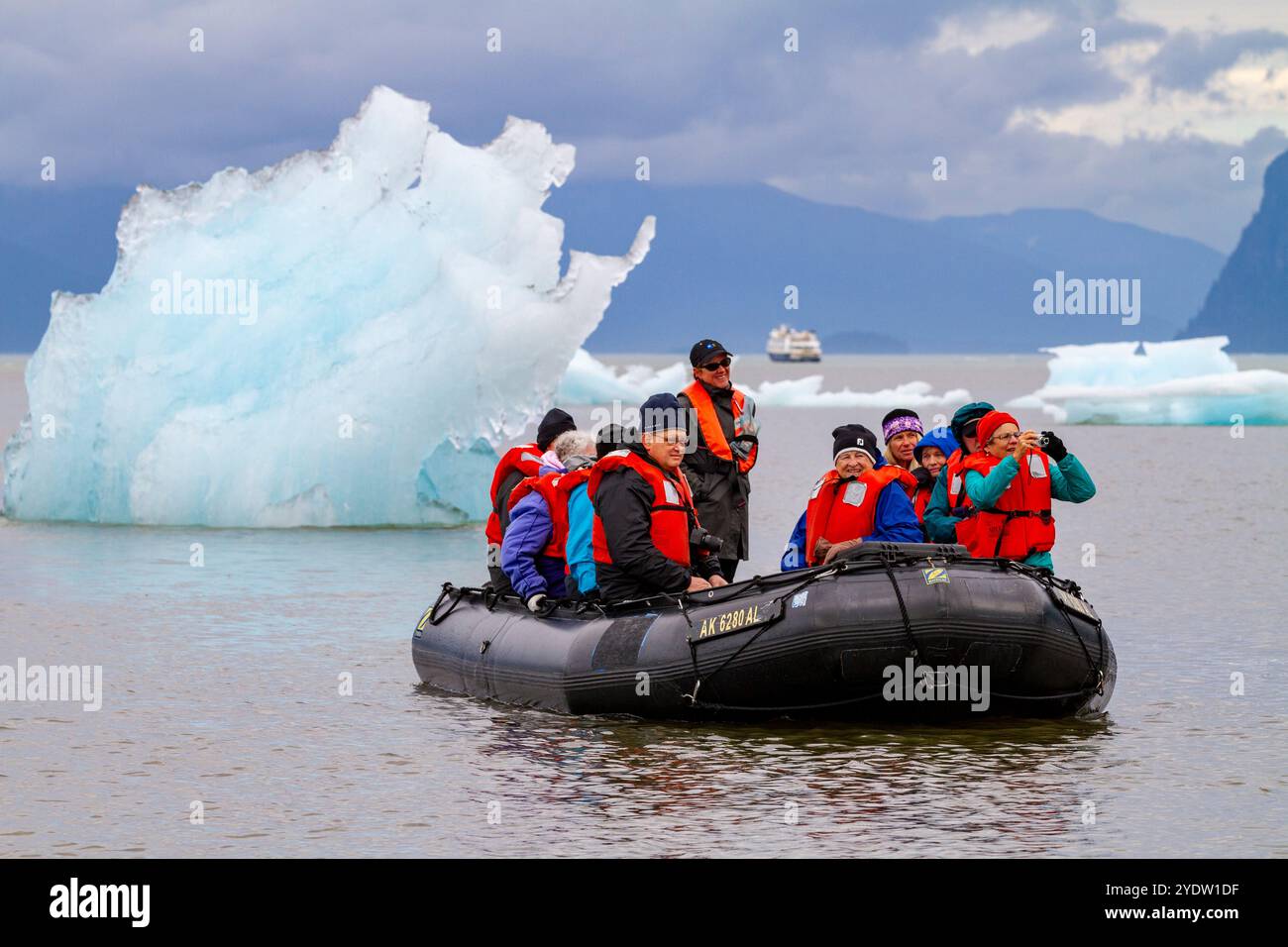 Gäste der Lindblad Expeditions bringen National Geographic Sea Bird während des Zodiac-Betriebs in der Nähe des LeConte-Gletschers im Südosten Alaskas Stockfoto
