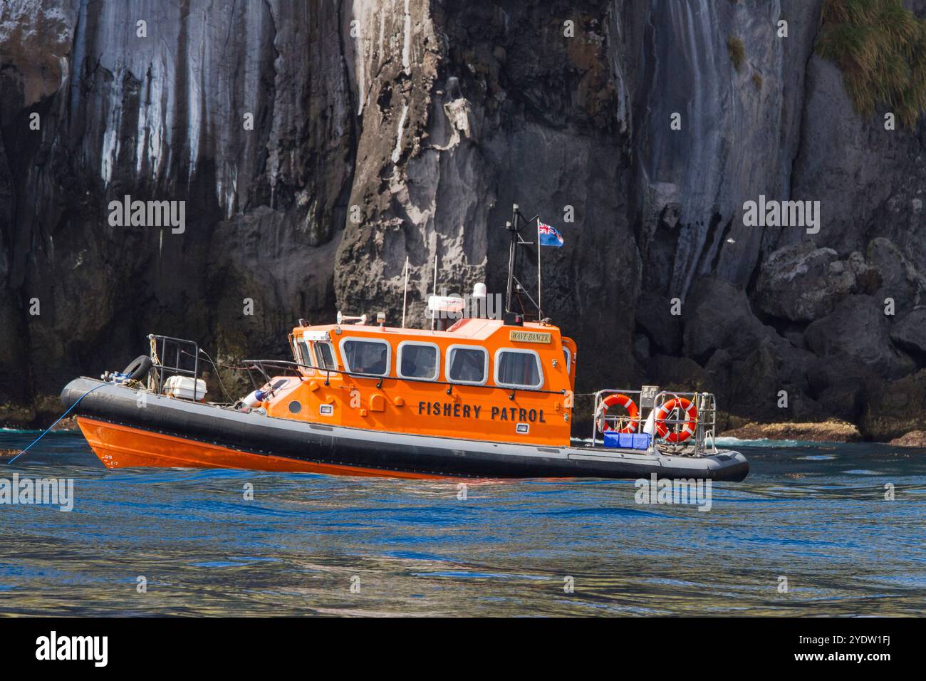 Blick auf das Rettungsboot Wave Dancer am Wrack der MS Oliva auf der Nightingale-Insel, Tristan da Cunha-Gruppe, Südatlantik Stockfoto