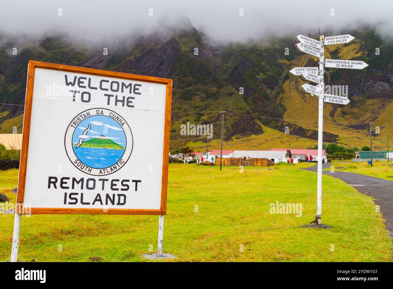 Blick auf das Welome-Schild und Wegweiser auf Tristan da Cunha, dem abgelegensten bewohnten Ort der Erde, Tristan da Cunha, Südatlantik Stockfoto